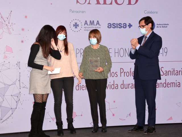 La familia de José Montero en el homenaje a los sanitarios fallecidos de los premios ABC Salud junto al ministro de Sanidad